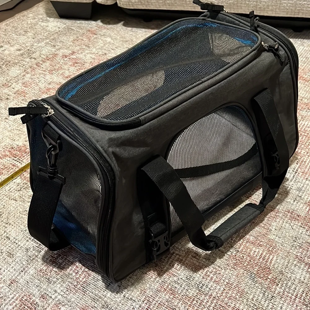 Pet travel carrier